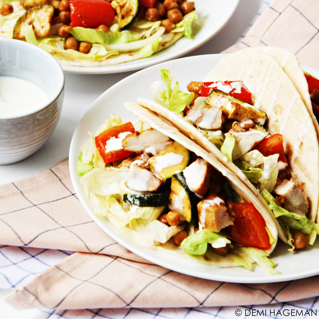 Taco's met kip, geroosterde groenten en yoghurtsaus