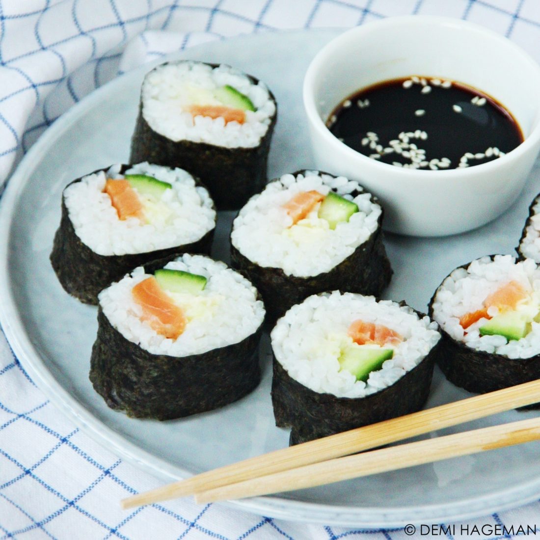 maki sushi met gerookte zalm spitskool en wasabi