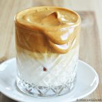 Dalgona koffie: romige ijskoffie met een toffee-achtige koffieroom