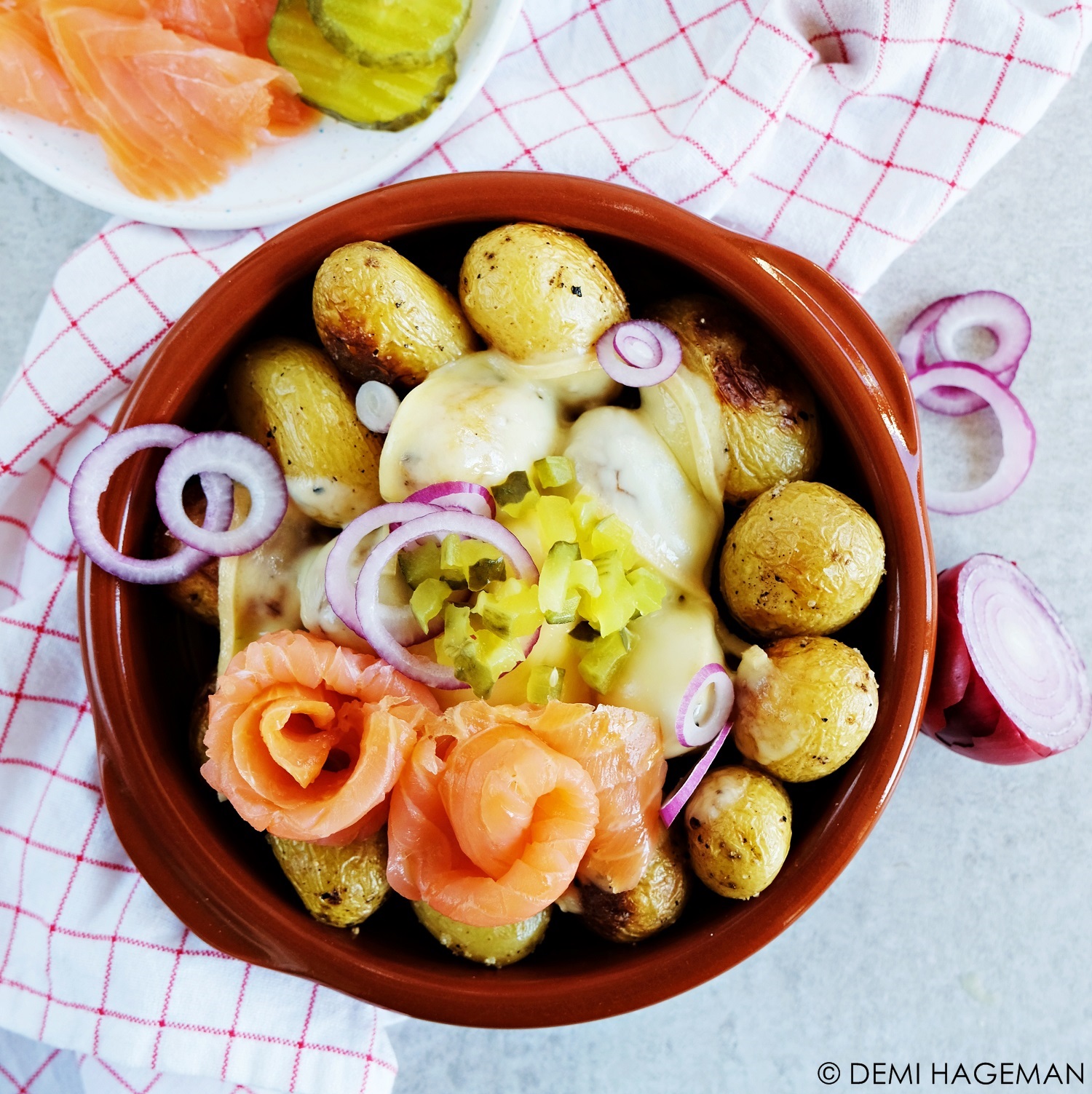 Raclette op traditionele wijze met aardappeltjes, zalm en augurk -