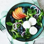 Salade met blauwe bessen, geitenkaas en appel